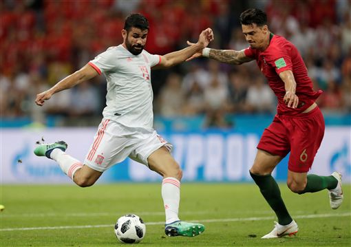 欧冠赛场精彩瞬间：皇马主场2-0取胜,